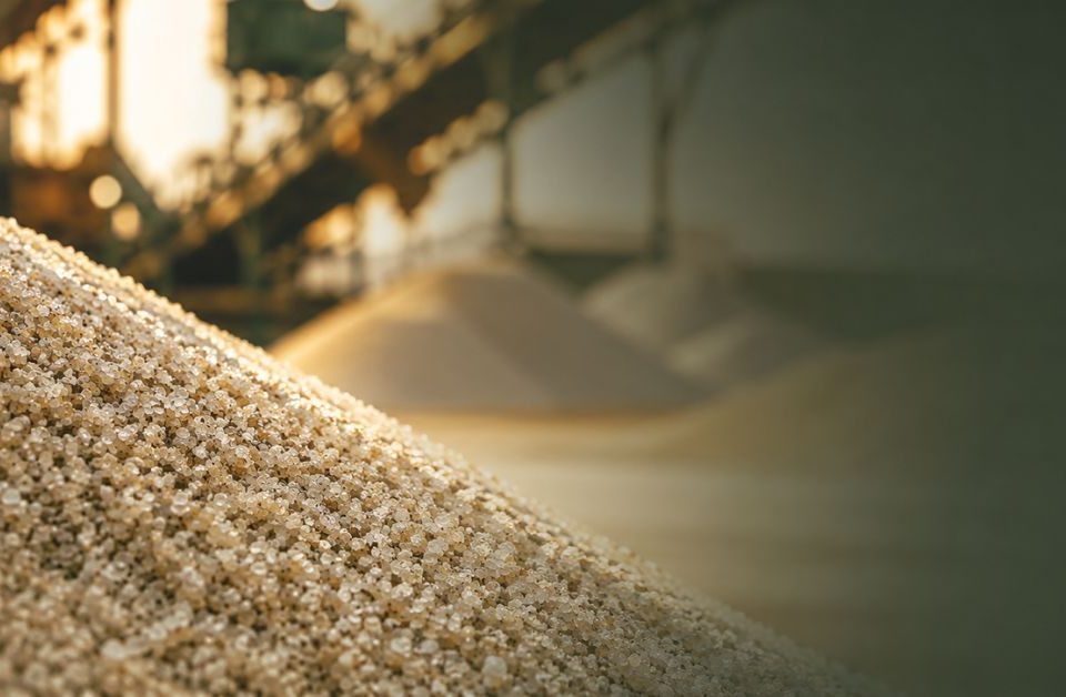 8 Industries That Depend on Silica Sand (+ Grade Requirements)